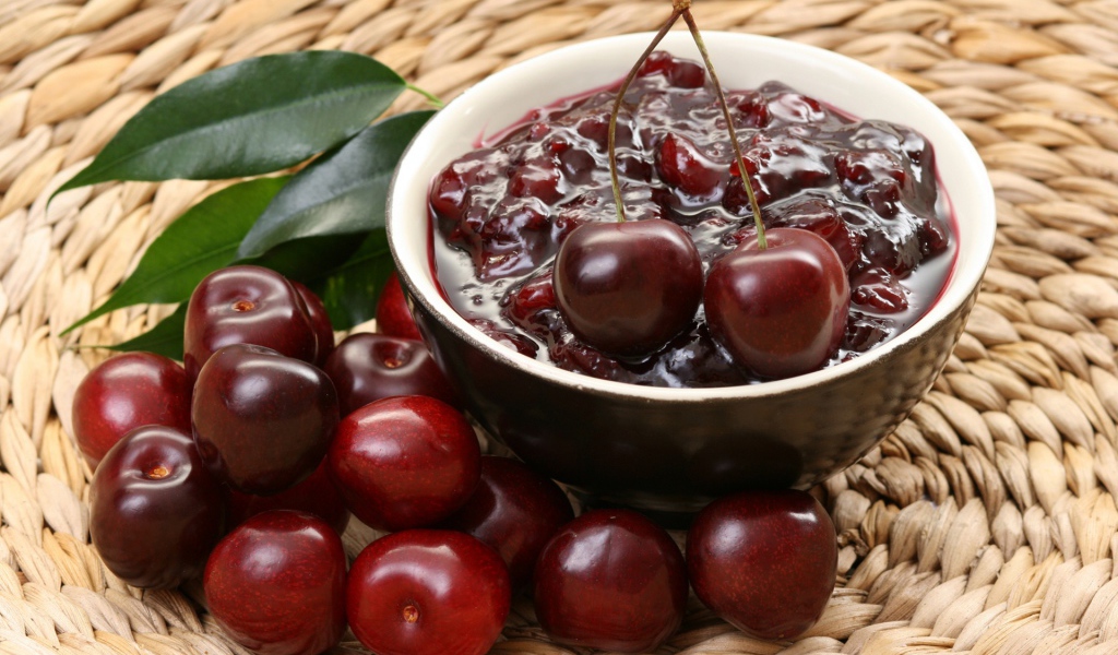 Варенье из красных черешен на столе 