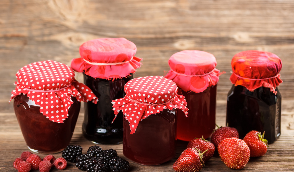 Варенье из клубники,  малины и ежевики в стеклянных банках