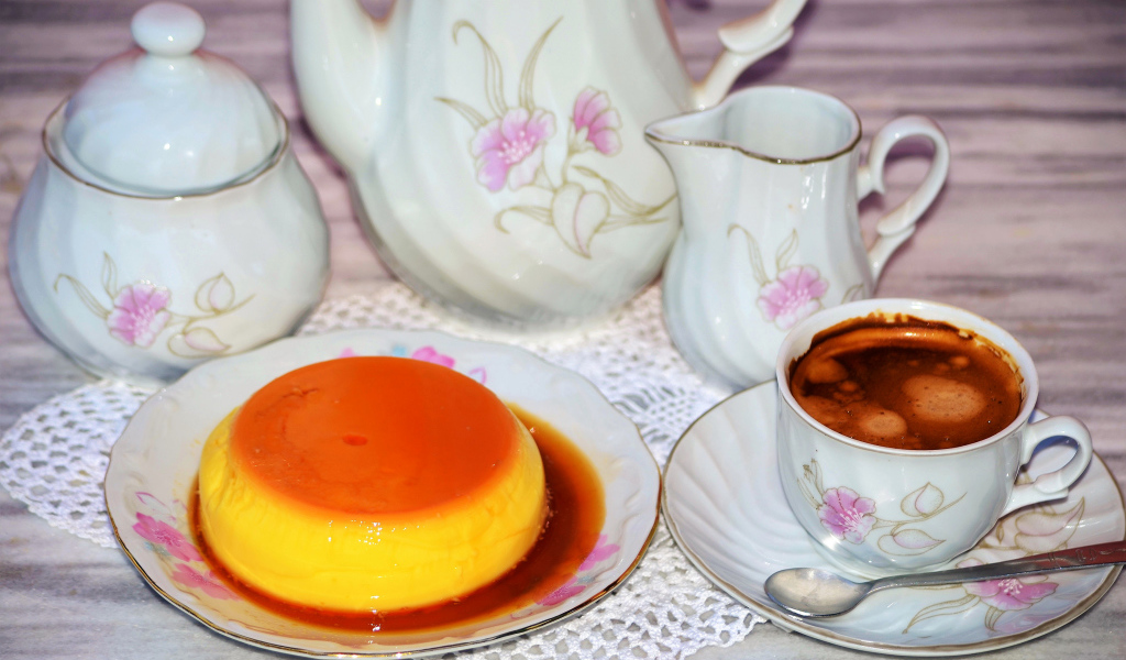 Желе на столе с кофе и сервизом на завтрак