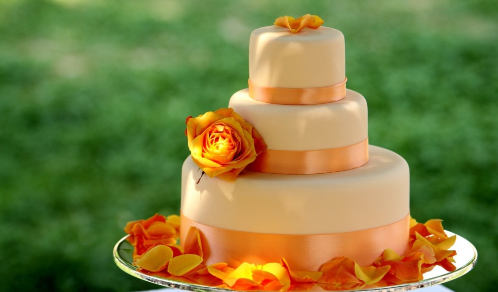 Большой многоярусный оранжевый свадебный торт с цветами