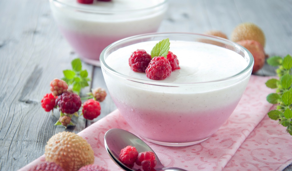 Молочно - ягодное суфле с ягодами малины и мятой