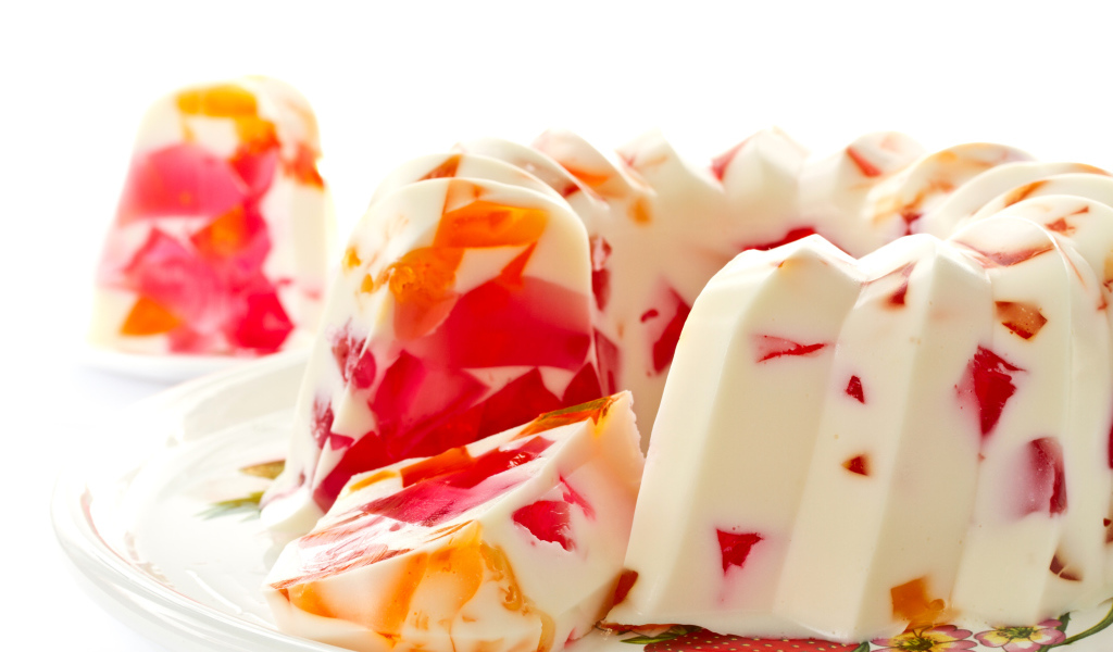 Молочный десерт из желатина на белом фоне  