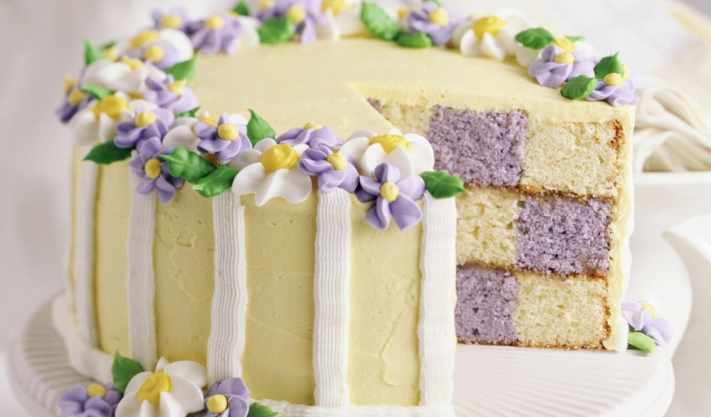 Разноцветный торт украшенный цветами из крема