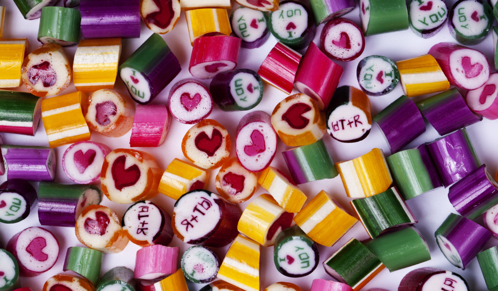 Разноцветные конфеты с надписями
