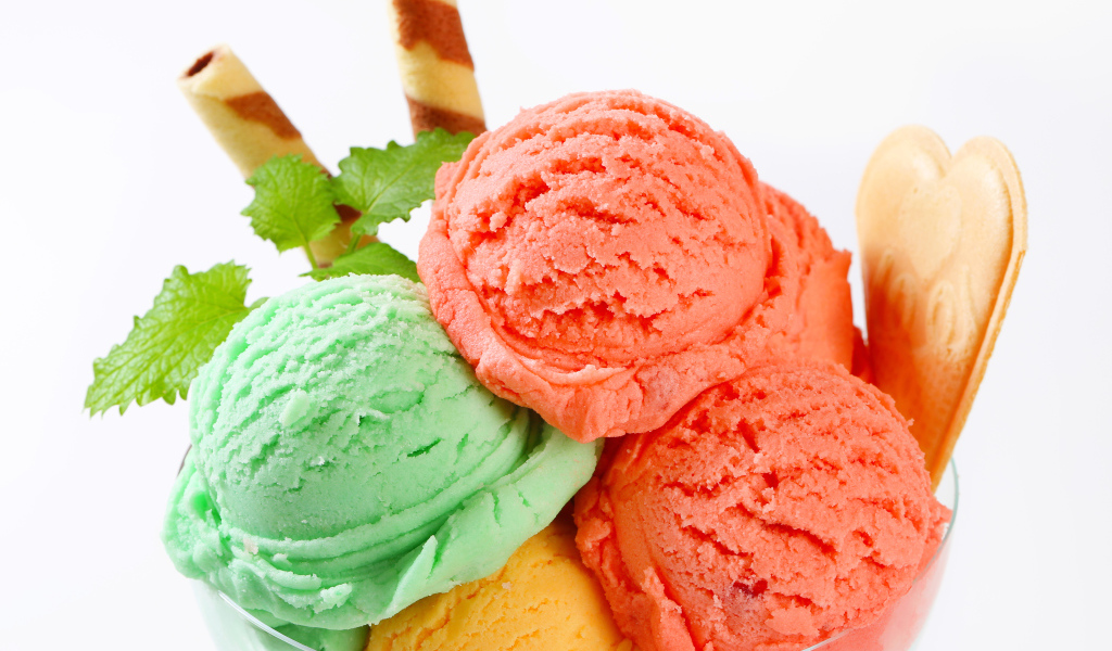 Разноцветное мороженое с печеньем 