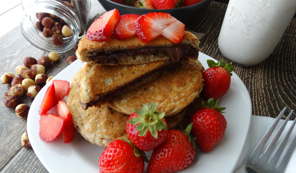 Оладьи с шоколадом и свежей клубникой