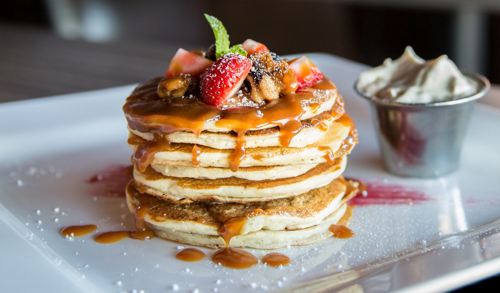 Панкейки со сгущенкой и свежими фруктами 