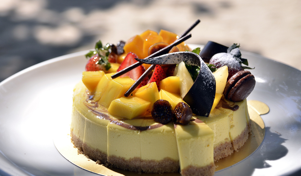 Пирог с шоколадом и фруктами 