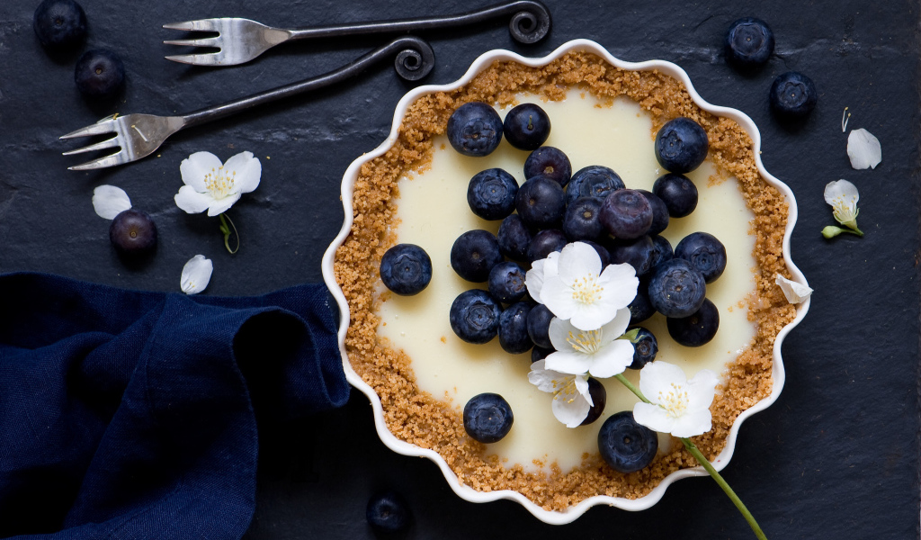 Пирог с кремом и черникой на десерт