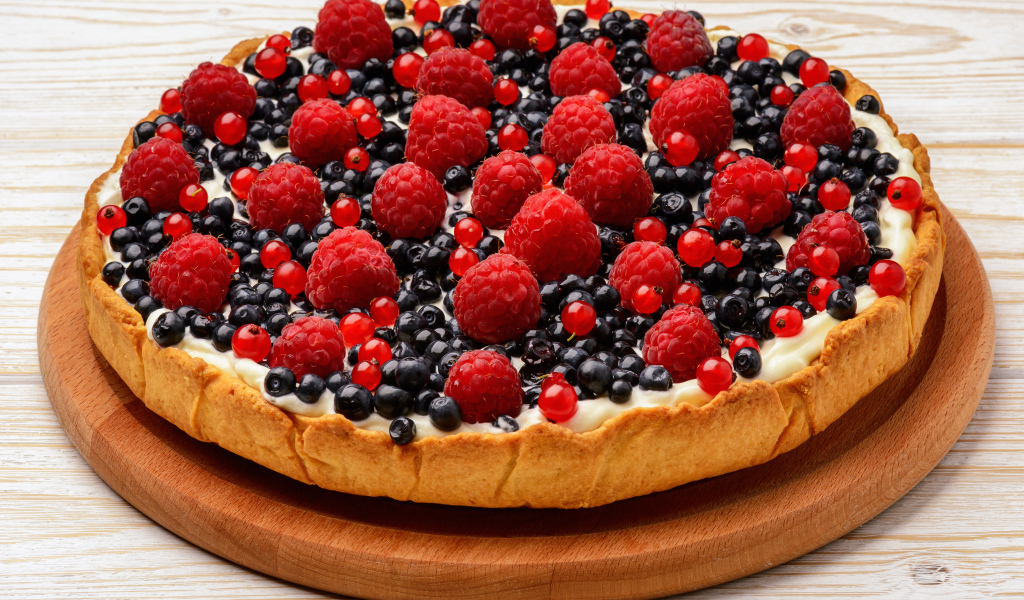 Пирог со свежей малиной  и черникой 