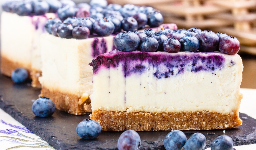 Кусочки чизкейка с ягодами вкусной черники