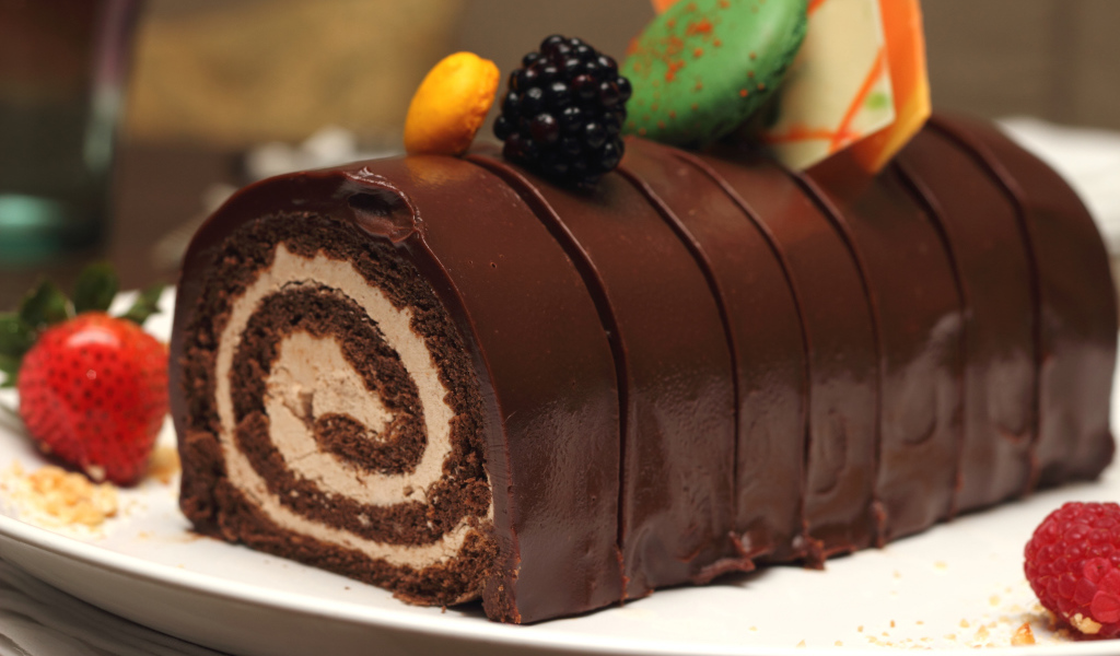 Рулет с кремом в шоколаде с ягодами 