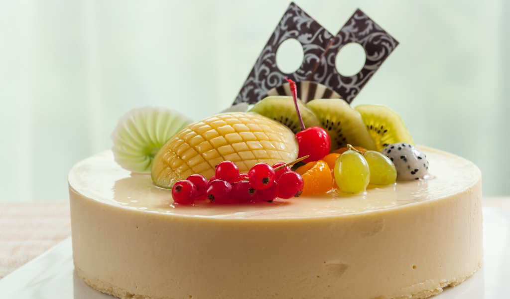 Круглый аппетитный чизкейк с ягодами  и фруктами
