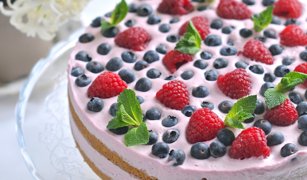 Круглый торт со свежей клубникой и черникой
