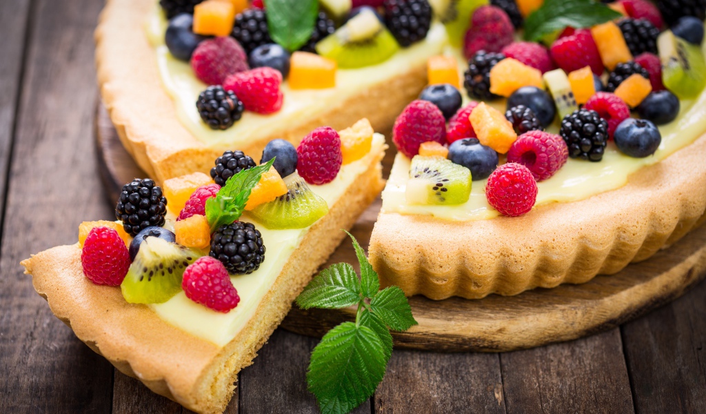 Песочный пирог со свежими ягодами и мятой