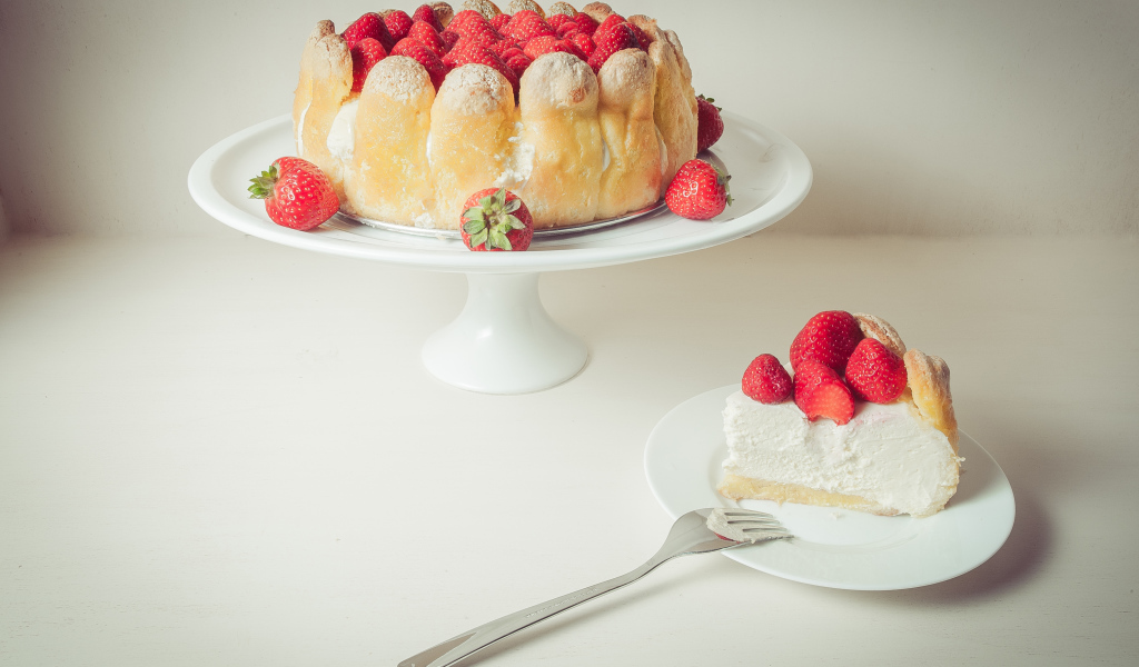 Песочный пирог с ягодами клубники и сливками