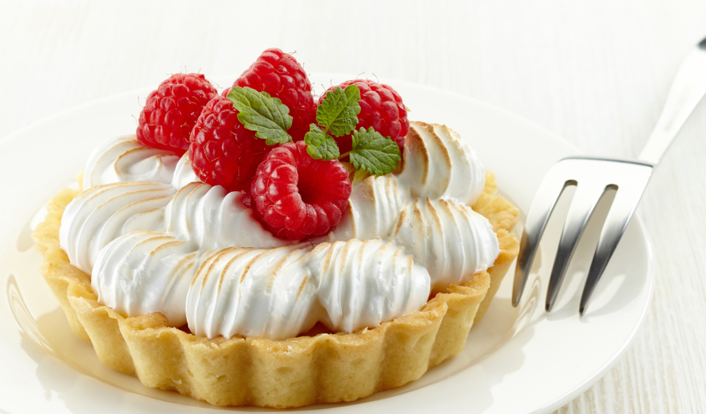 Песочное пирожное со сливками и свежей малиной