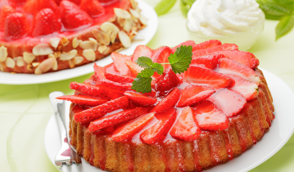 Пирог из песочного теста с ягодами клубники