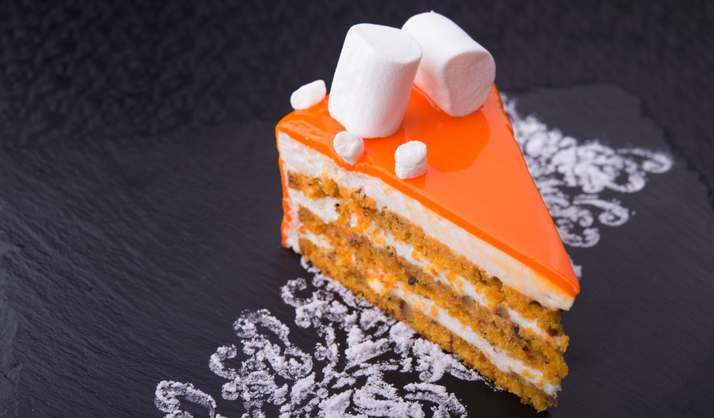 Кусочек апельсинового торта с маршмеллоу