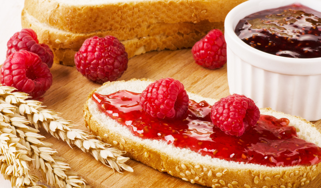 Кусочек белого хлеба с малиновым джемом 