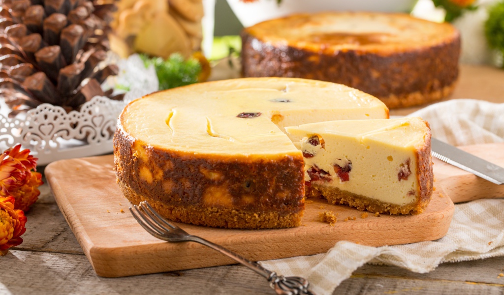 Нарезанный чизкейк на разделочной доске
