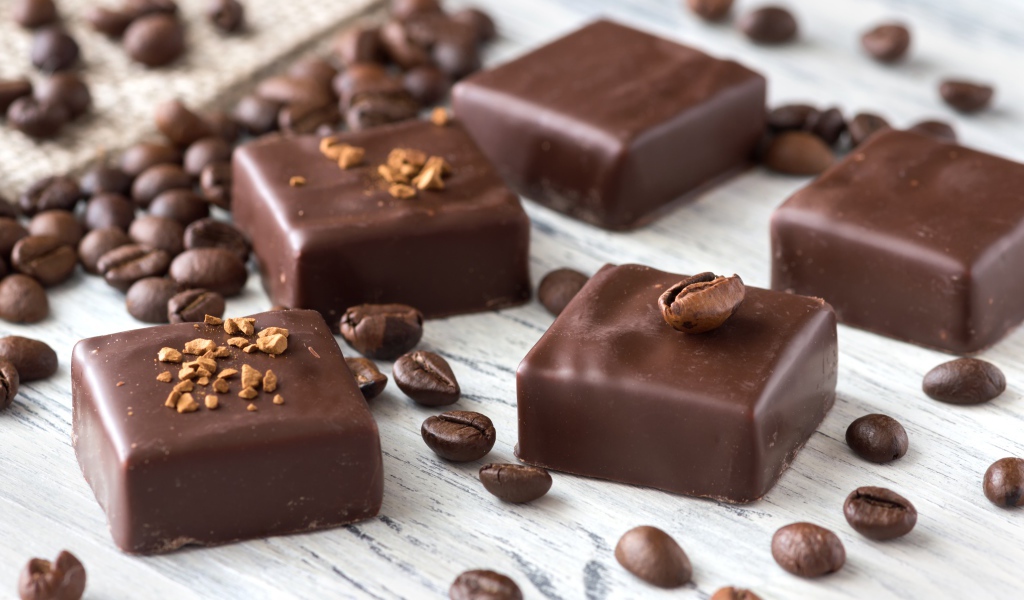 Квадратные шоколадные конфеты с кофейными зернами