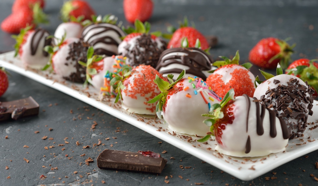 Клубника в белом и черном шоколаде