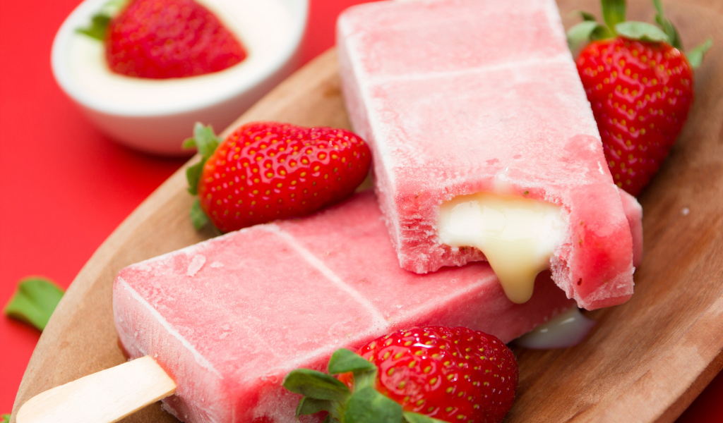 Клубничное мороженое на палочке со сгущенкой