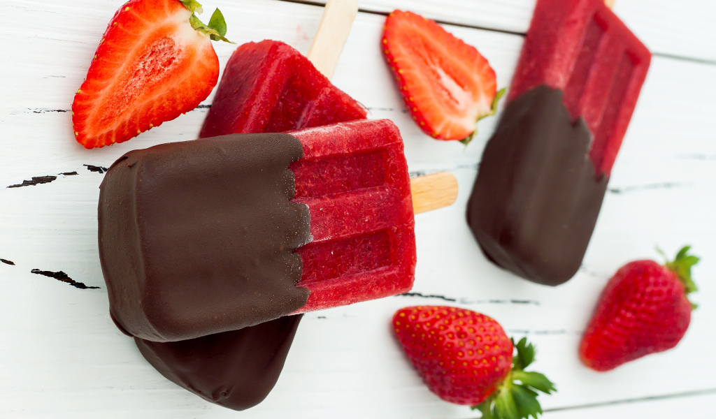 Клубничное мороженое с шоколадом и свежими ягодами