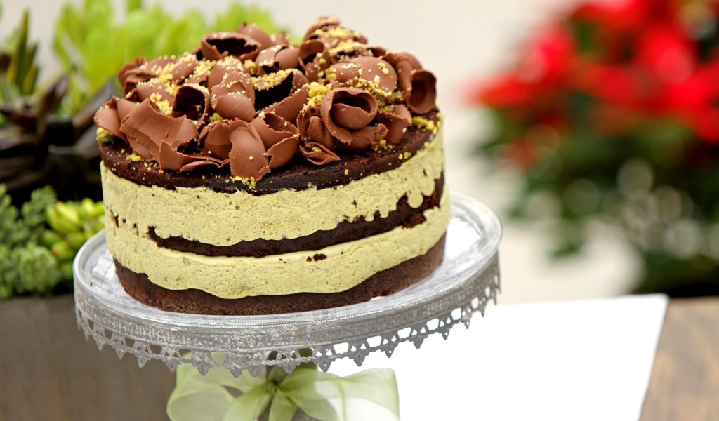 Сладкий торт с кремом и шоколадной стружкой