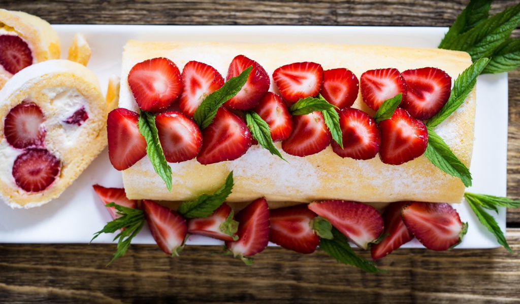 Сладкий сливочный рулет со свежей клубникой 