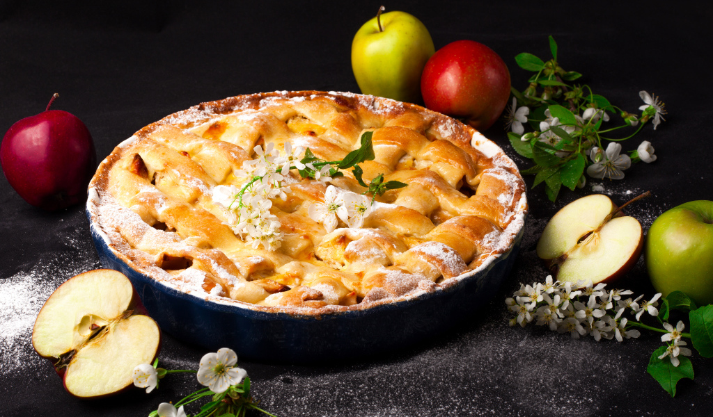 Сладкий пирог со свежими яблоками
