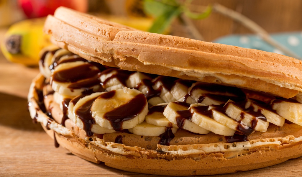 Сладкие вафли с бананами и шоколадом