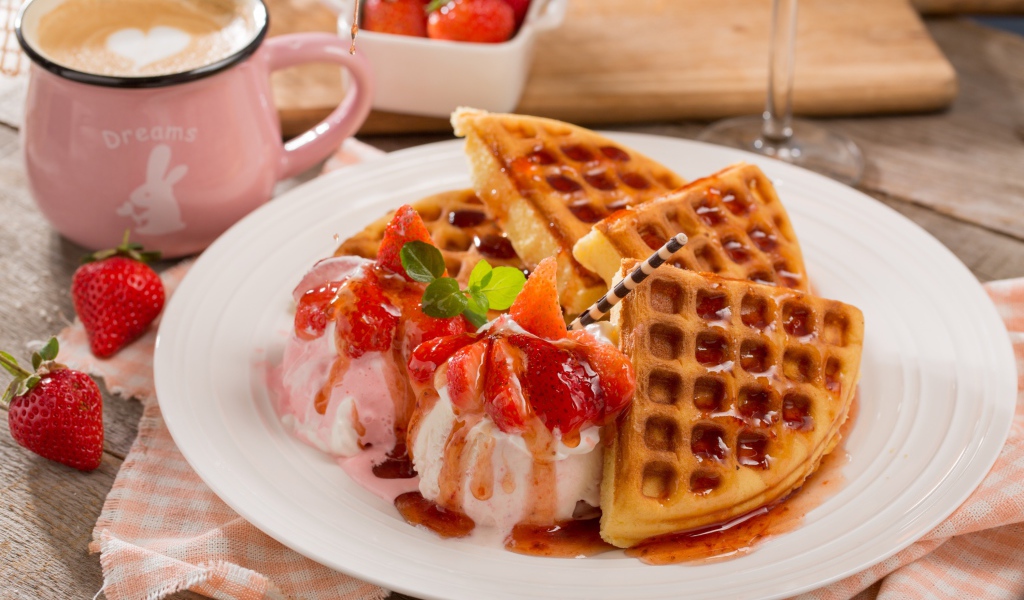 Сладкие вафли с мороженым и клубничным джемом