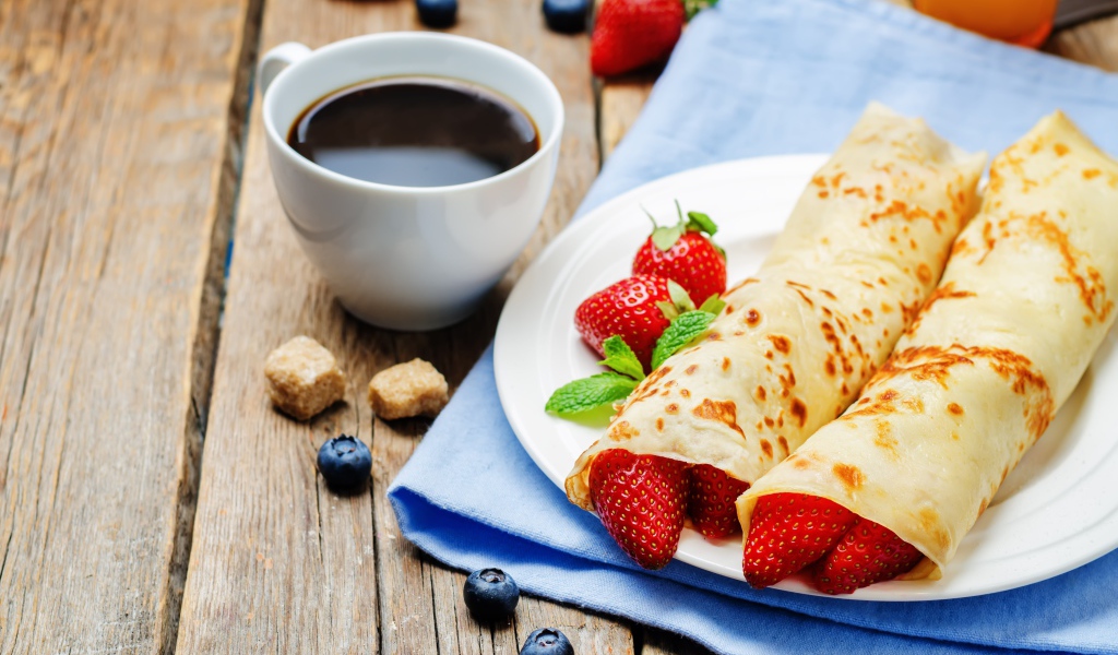 Тонкие блинчики с клубникой и кофе на завтрак