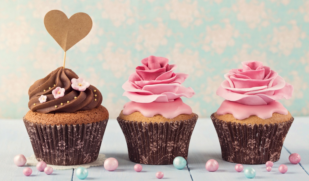 Три аппетитных капкейка с розочками из крема