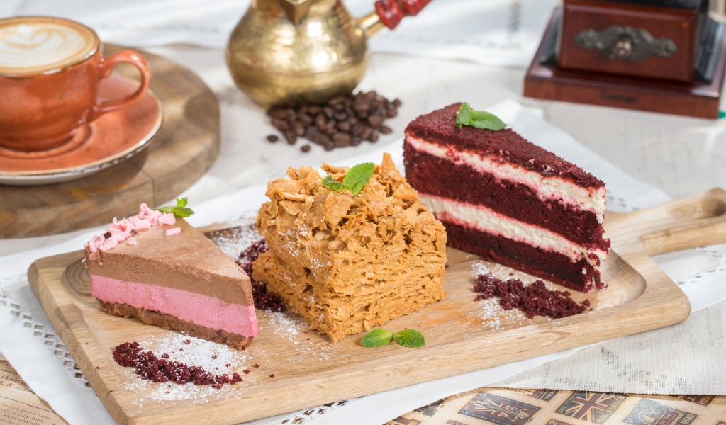 Три аппетитных куска торта на разделочной доске