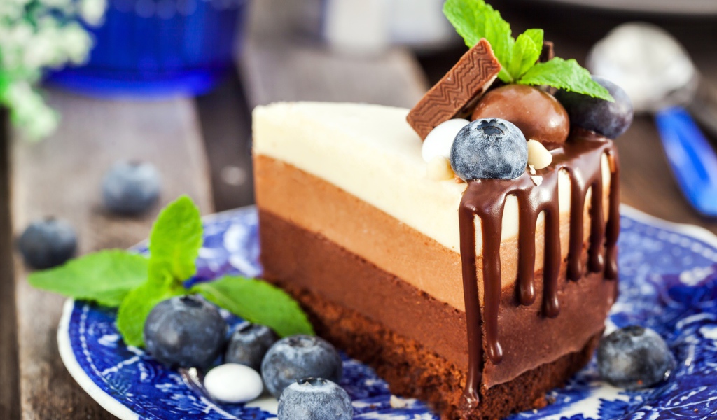 Торт три шоколада с ягодами черники