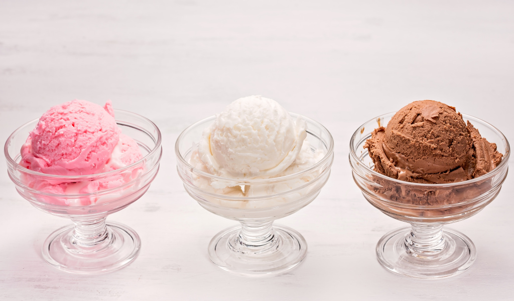 Три креманки с шариками мороженого