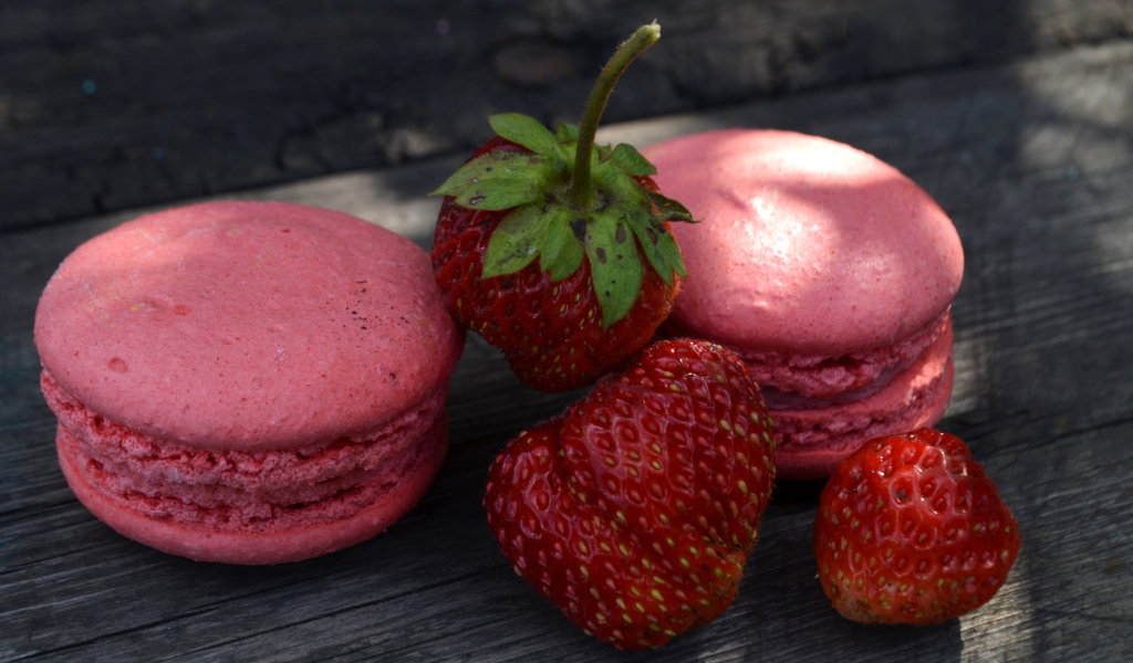 Два аппетитных макарона с клубникой