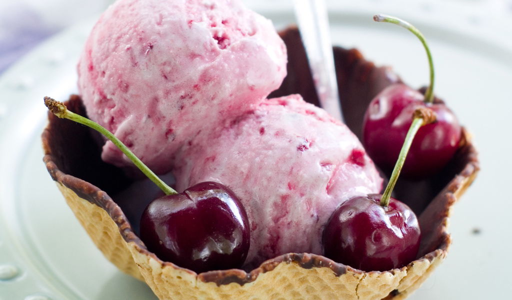 Два шарика вишневого мороженого в вафельной корзинке