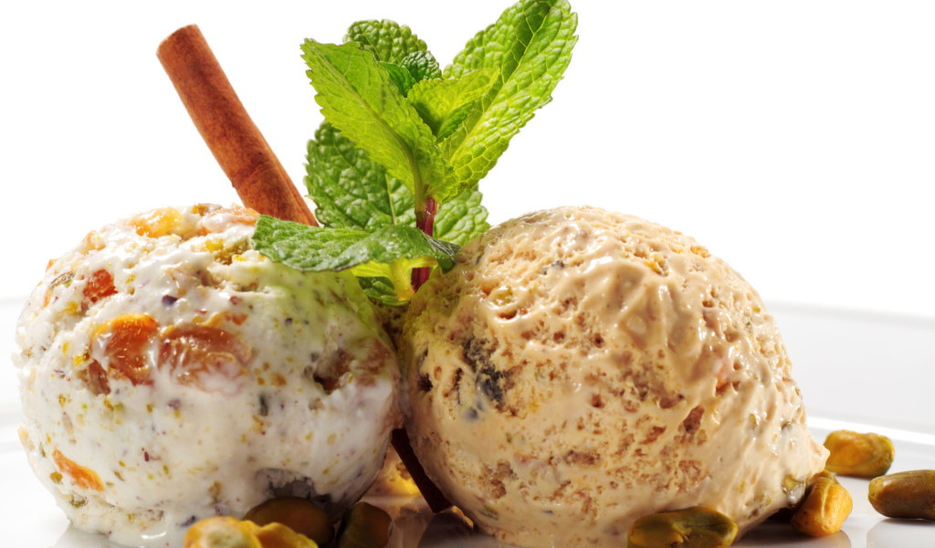 Два шарика мороженого с корицей и мятой