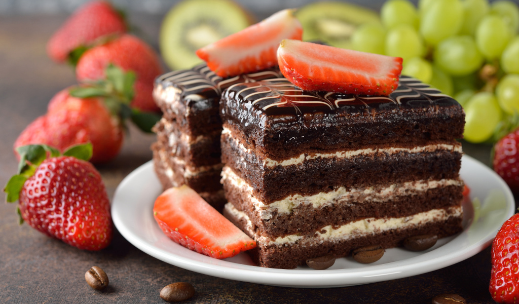 Два кусочка шоколадного пирожного с ягодами клубники