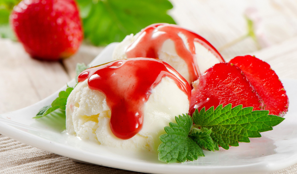 Шарики ванильного мороженого с клубничным джемом