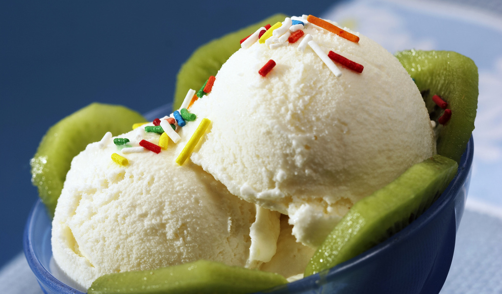 Ванильное мороженое с кусочками киви в синей тарелке