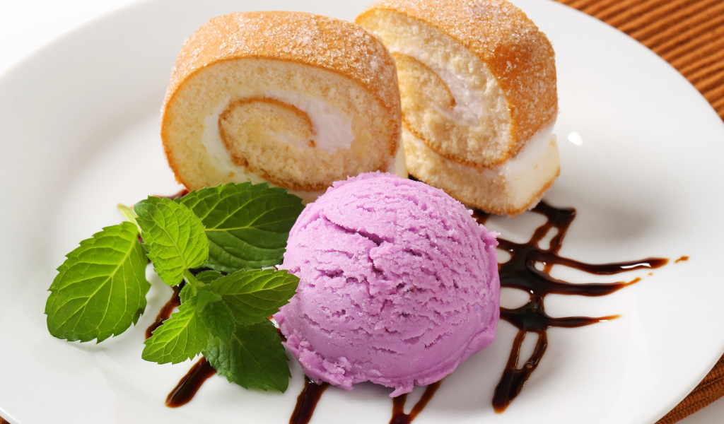 Ванильный рулет с мороженым 