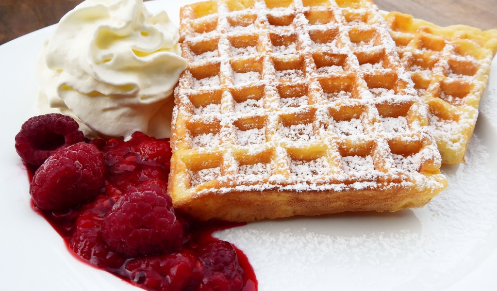 Вафли с малиновым джемом и сливками 