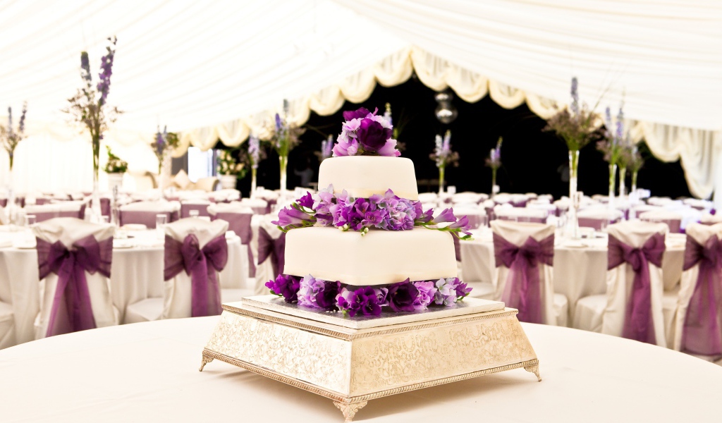 Свадебный торт со свежими цветами