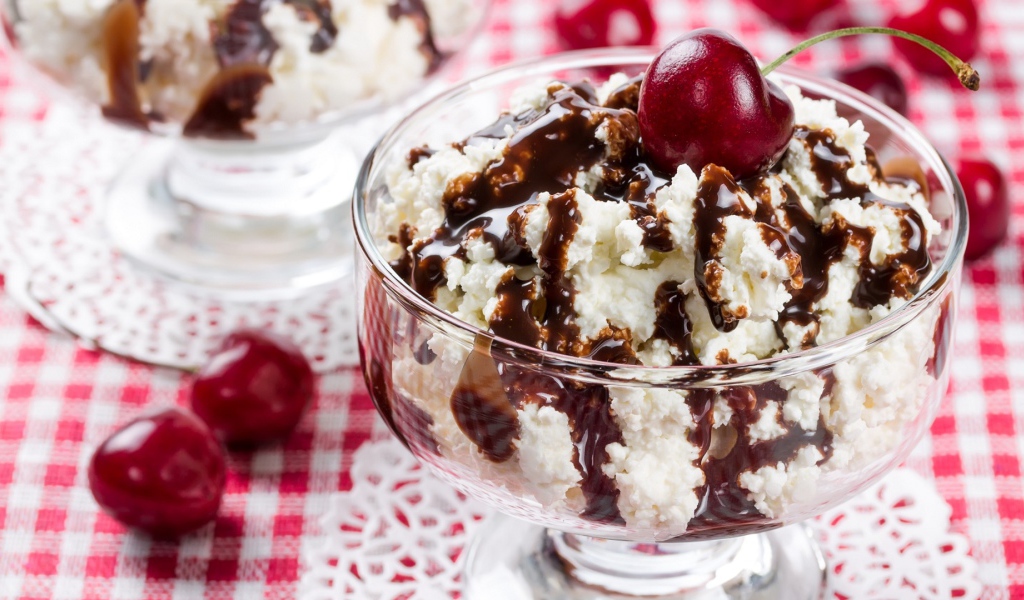 Белое сливочное мороженое с шоколадом и черешней 