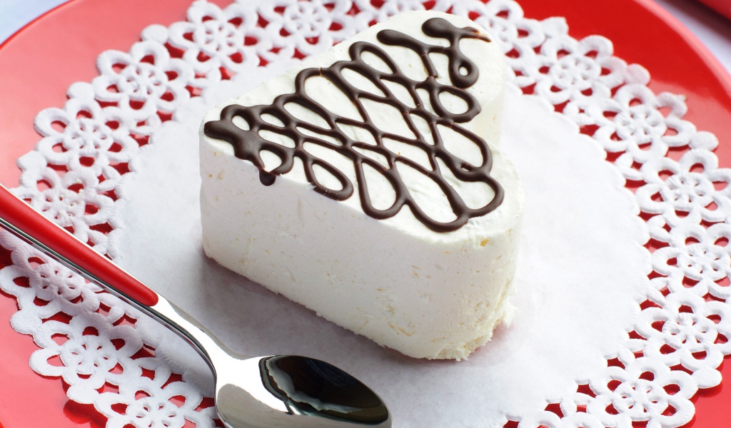 Белое пирожное в форме сердца с шоколадом